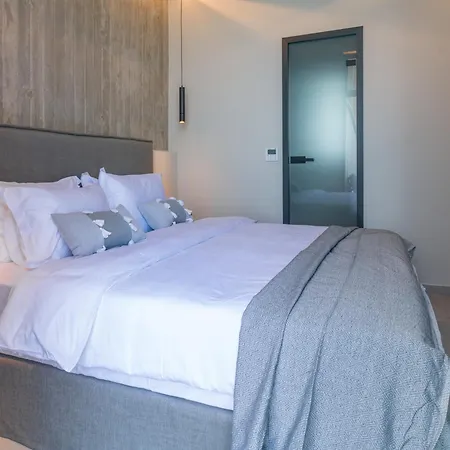 Hotel Anadeo & *